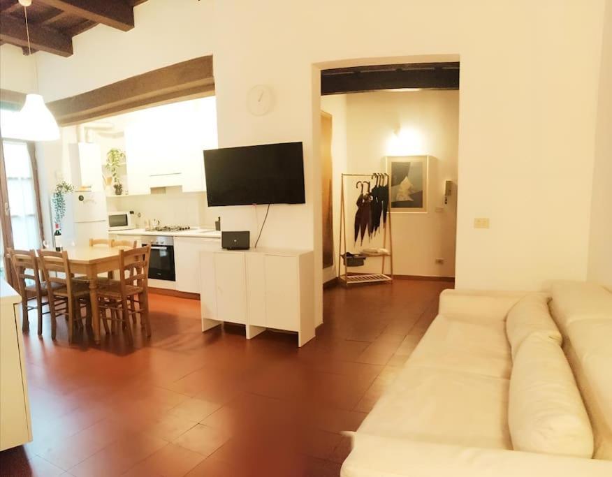Cozy Apartment Near Train Station Флоренция Экстерьер фото